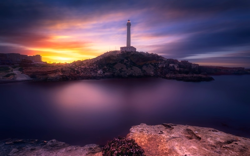 El famoso faro de Cabo de Palos en un asombroso atardecer