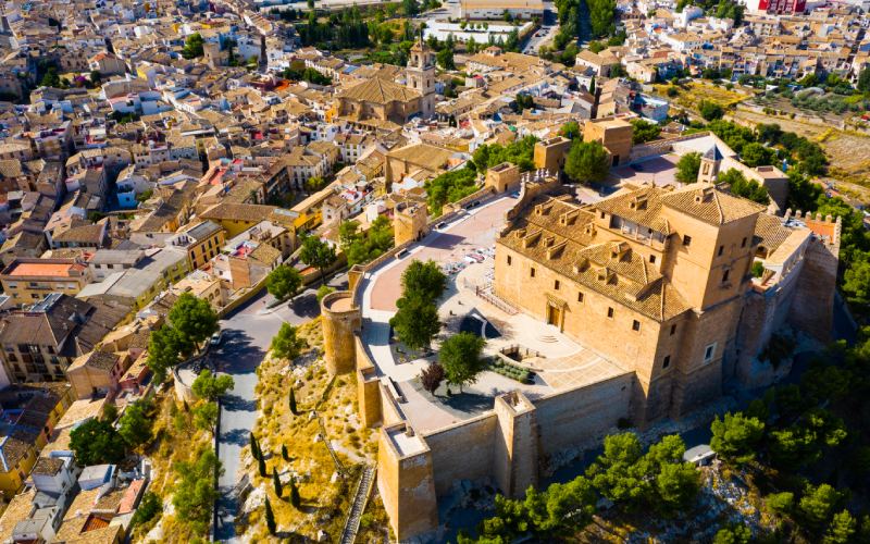 Vista de pájaro del castillo y del pueblo de Caravaca de la Cruz