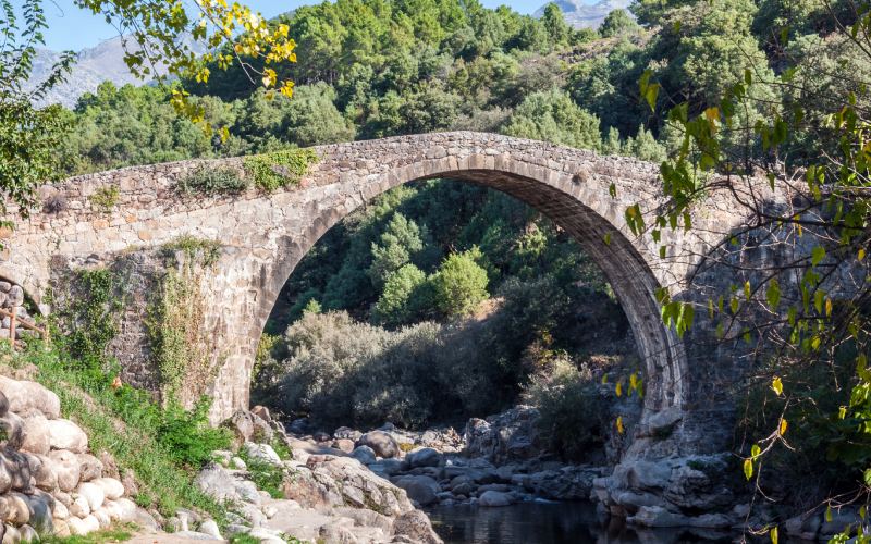 Antiguo puente cerca de Madrigal de la Vera