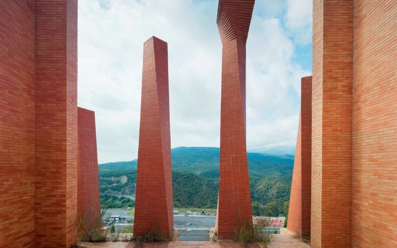 Las columnas de la Pirámide de Bofill que representan un homenaje a Catalunya