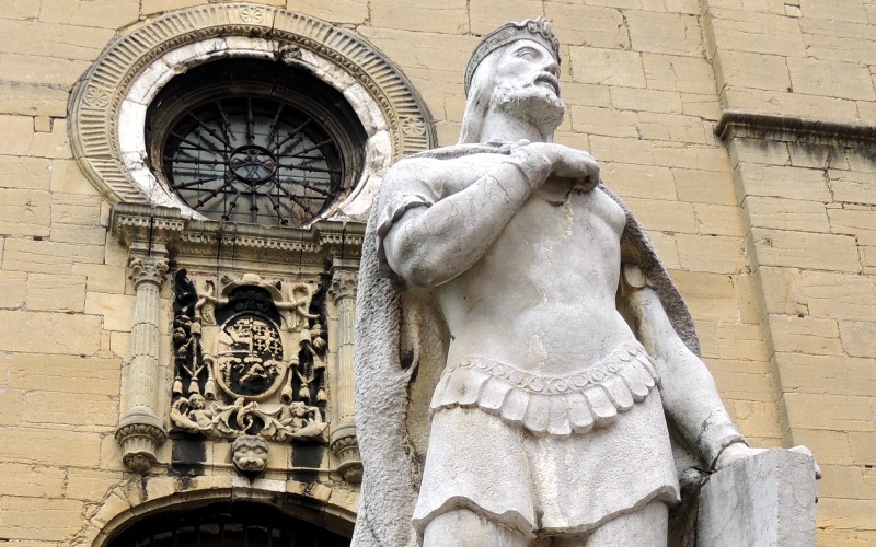 Escultura de Alfonso II en el Panteon de Reyes en la catedral de Oviedo