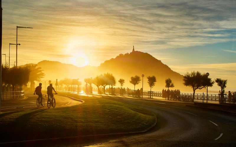 Dos personas recorren las calles de San Sebastián en bici