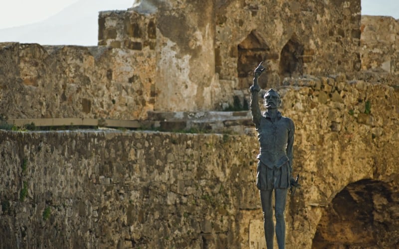 Escultura en honor a Miguel de Cervantes por su participación en la batalla de Lepanto