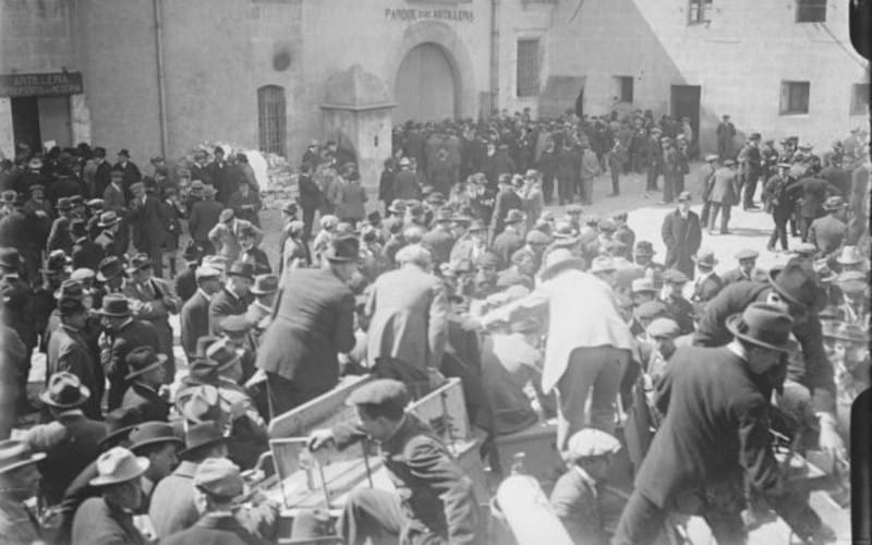 Entrega de armas a la milicia