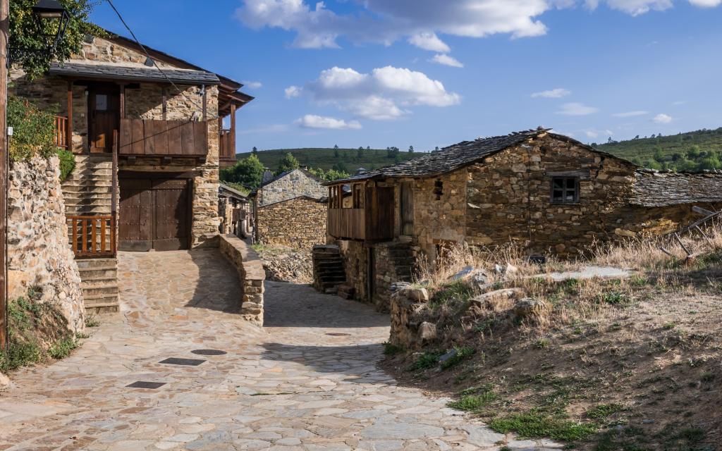 El pétreo caserío de la montañosa Santa Cruz de los Cuérragos