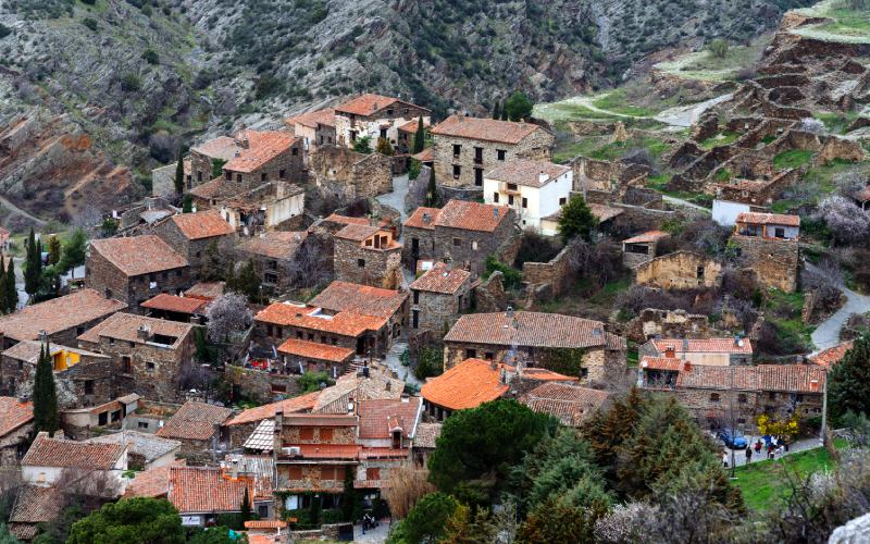 Panorámica del pueblo Patones de Arriba, medio oculto entre las montañas, con sus características construcciones de pizarra