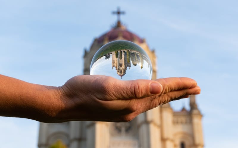 panteón de Guadalajara con una mano