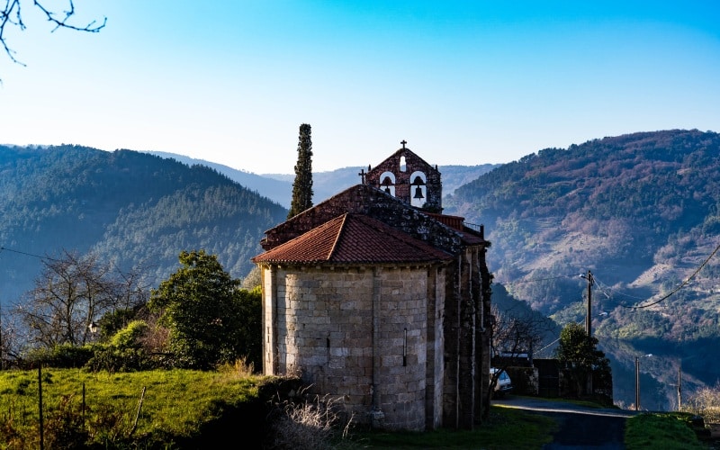 Iglesia de A Cova, otro ejemplo de templo en plena Ribeira Sacra