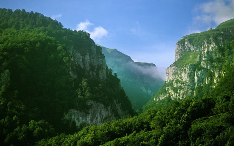 Paisaje típico en los Pirineos, que hace las veces de frontera entre Francia y España