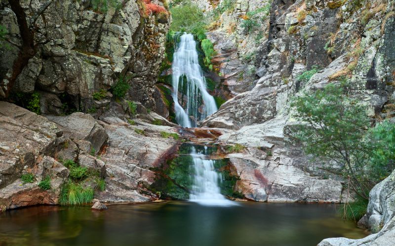 Agua cayendo entre las rocas en la Cascada del Purgatorio
