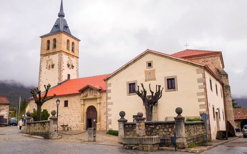 Vista de cerca de la Iglesia gótica de San Andrés en Rascafría