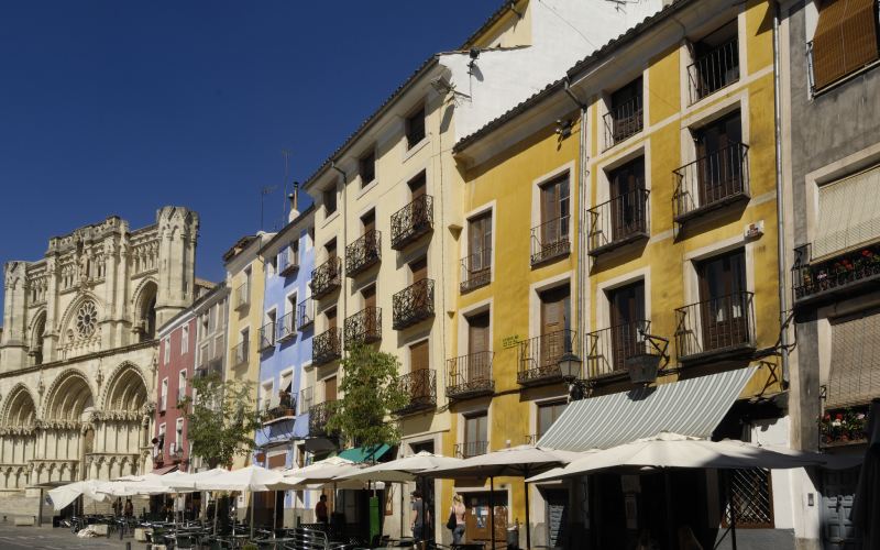 Vista lateral de la plaza mayor, las típicas casas coloridas y la catedral al fondo