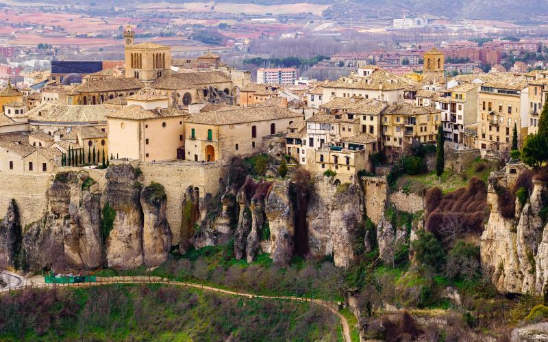 Panorámica de la ciudad de Cuenca, enclavada entre las hoces del Huécar y del Júcar, con el Puente de San Pablo sobre el río