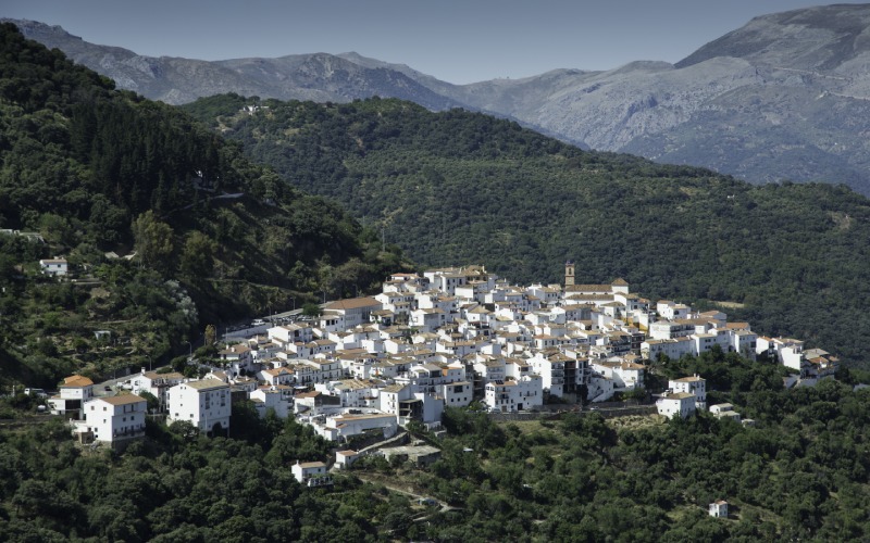 Algotocín, uno de los pueblos de la Serranía de Ronda, donde se aprecia bien cómo es este territorio