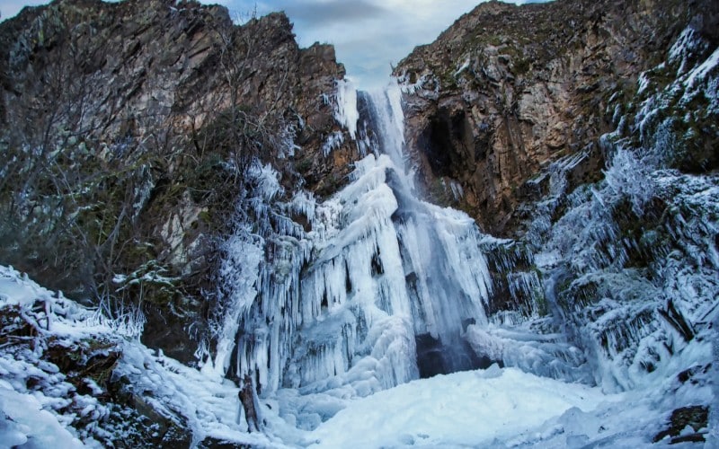 Vista invernal de la Cascada del Gualtón