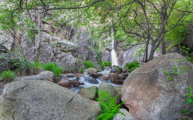 Fluir del agua en el Chorro de la Ventera