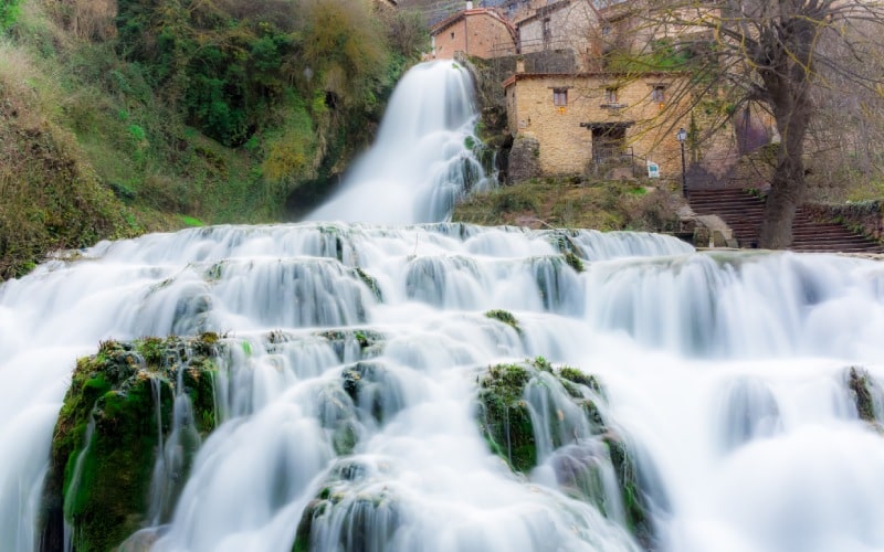 El agua entre las casas en Orbaneja del Castillo