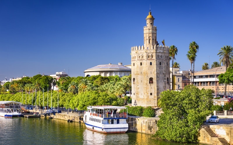 Torre del Oro junto al Guadalquivir