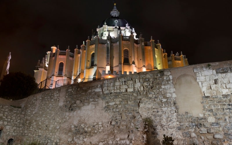 Restos de la muralla con la catedral de la Almudena de fondo