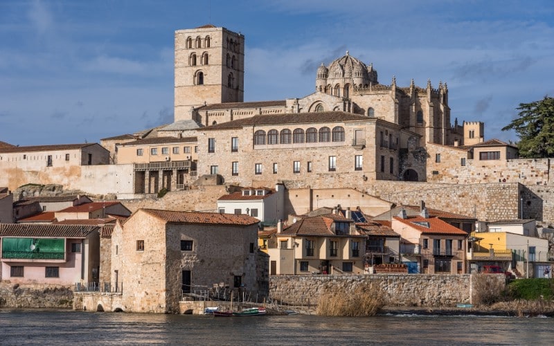 Vista del conjunto de la catedral y murallas de Zamora