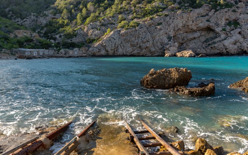 acceso al agua en la playa de Es Portitxol
