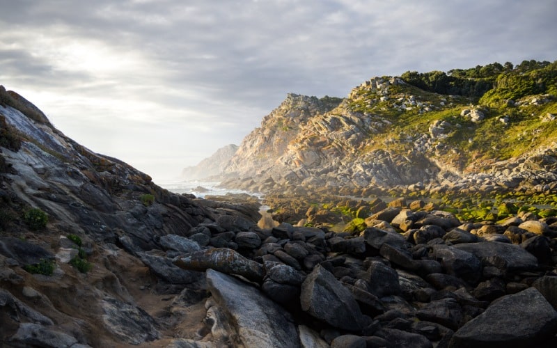 Una ensenada cubierta de rocas entre dos colinas