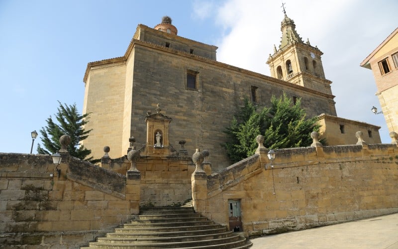 Una iglesia con un campanario vista desde abajo