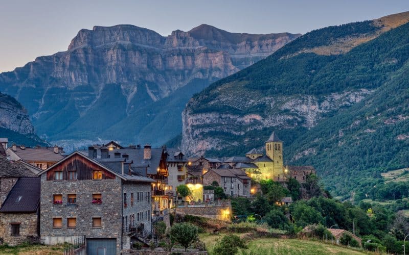 Un pueblo encantador entre montañas