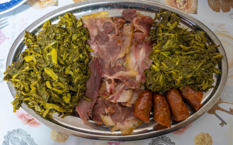 Plato de lacón con grelos