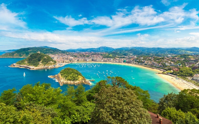 Vista aérea de una bahía de aguas turquesas con una isla en medio y playas