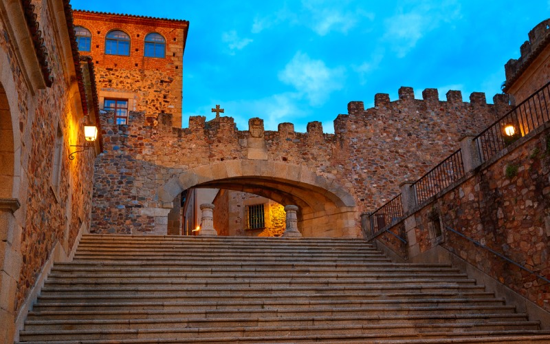 Escaleras y un arco de entrada antiguo