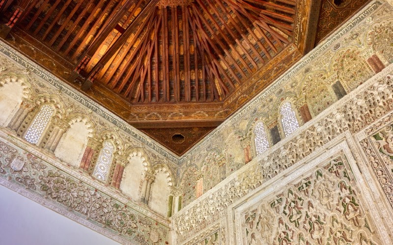 Detalles tallados en las paredes de una sinagoga