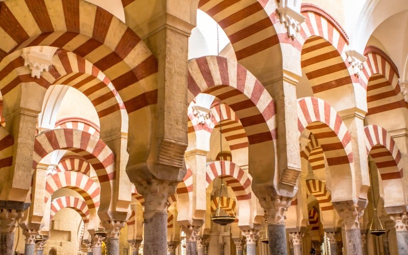 Columnas y arcadas con rayas anaranjadas