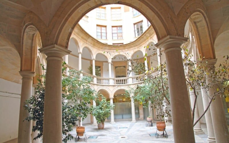 Un patio circular con columnas y plantas