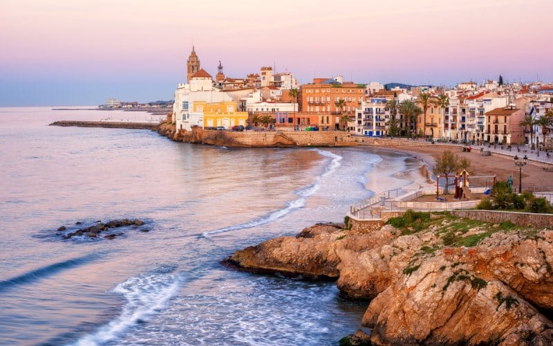 Vista de la playa y el espigón de Sitges