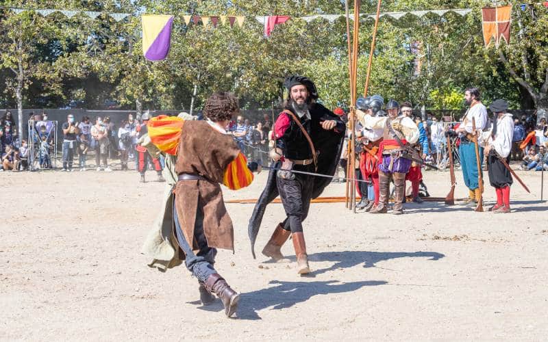 Duelo de espadas durante la celebración de la Semana Cervantina de Alcalá de Henares