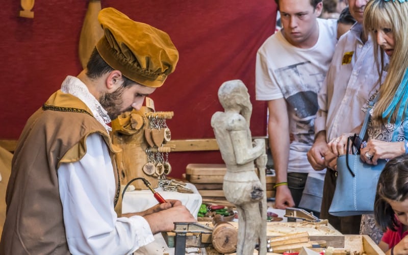 Uno de los muchos puestos artesanales en el Mercado Cervantino