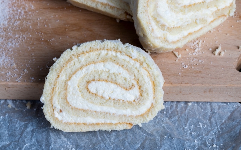 Brazo de gitano o pionono relleno de nata