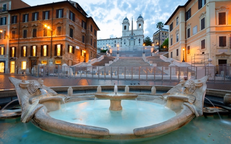 La Plaza de España de Roma con la iglesia y el convento de la Trinità dei Monti al fondo