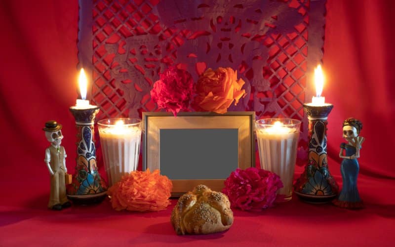 Un altar de ofrendas para los difuntos