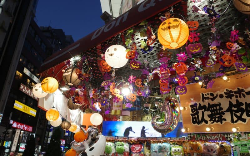Decoraciones de Halloween en una tienda de Shinjuku, Tokio