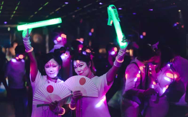 Gente celebrando la noche de Halloween en Japón