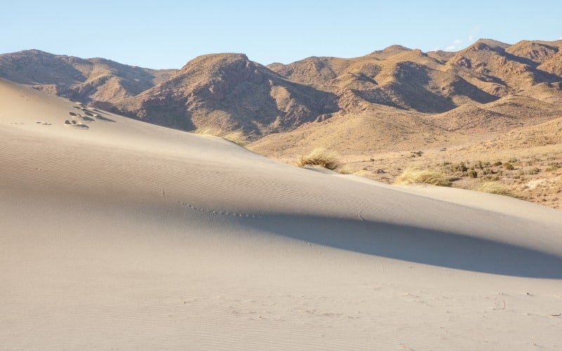 Duna de arena en la bahía de Monsul en el Parque Natural de Cabo de Gata