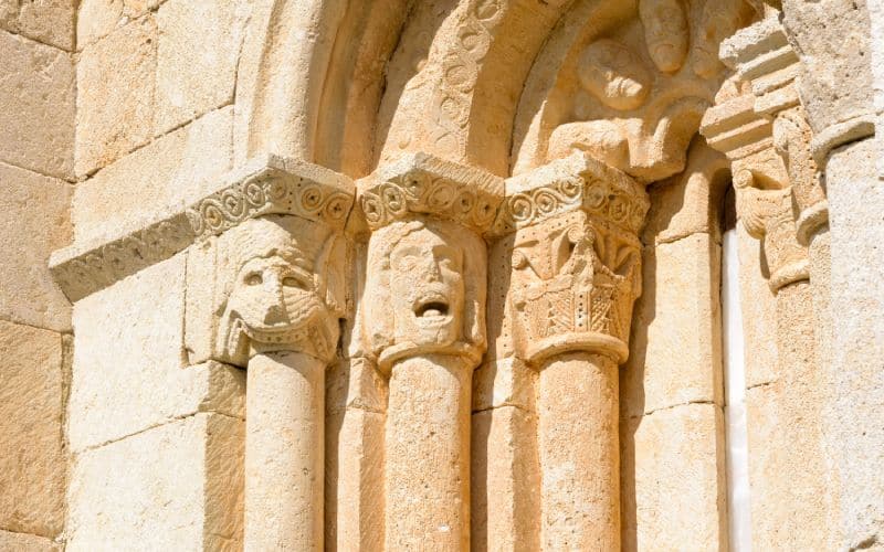 Capiteles ermita