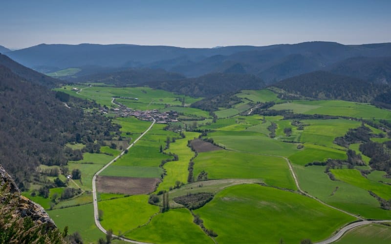 Larraona en la distancia, en el valle de Améscoa