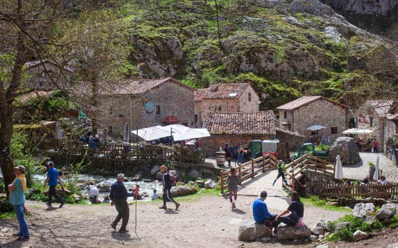 A Bulnes se llega a pie o en funicular