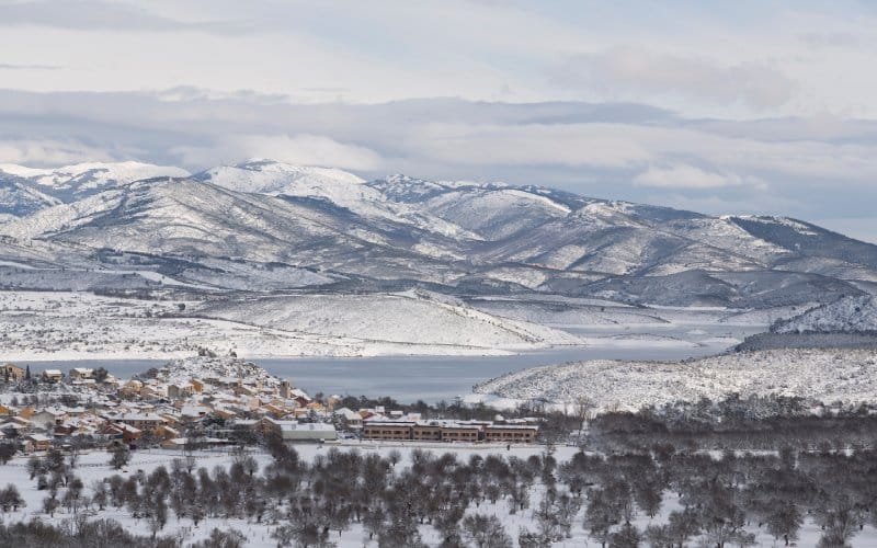 Embalse del Atazar en un día de nieve