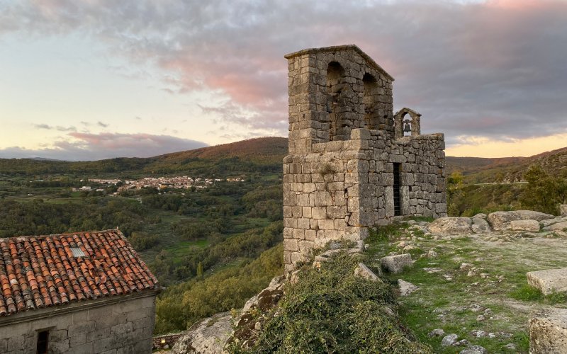 Iglesia de San Juan Bautista, con su espadaña, y Villamiel al fondo