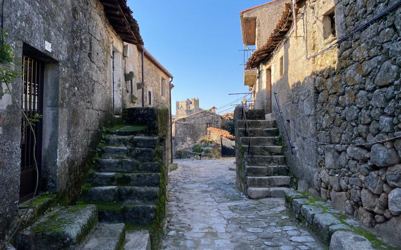 Calles de Trevejo, y el castillo al fondo