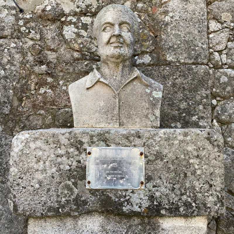 Busto dedicado a Chon, quien fuera alcadesa de Trevejo en el siglo XX